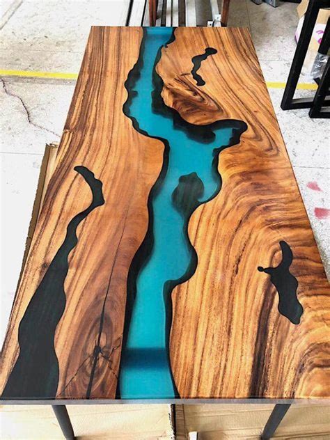 Table en bois massif et résine époxy bleue;. Tablerivièr.