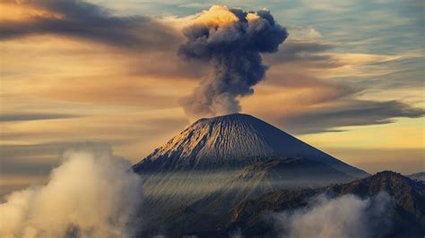 tallest volcano in indonesia