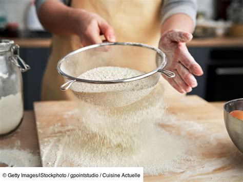 Tamisage et ajout de farine
