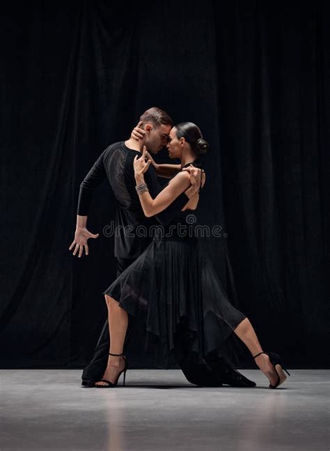 tango dancers performing