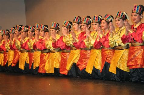 THE BEAUTY OF INDONESIA Saman Dance (Dance Of Thousand Hands)