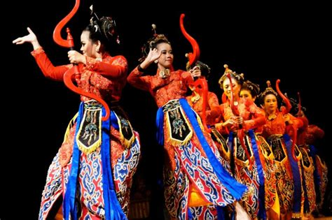 Discovering the Richness of Indonesian Culture Through Tari Merak and Jaipong