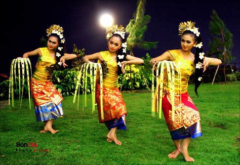 tari pendet bali