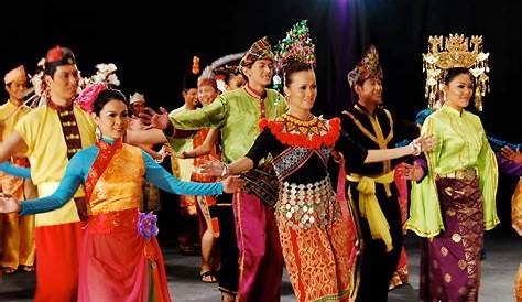 Tarian Tradisional Di Malaysia / Suatu persembahan yang lengkap dalam