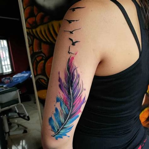 Pluma estilo Acuarelas Tatuajes para Mujeres