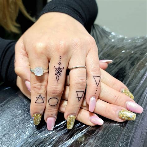 Los mejores tatuajes para los dedos de los que puedes
