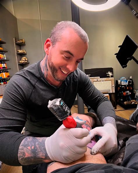 Tatuador Ryan: Un artista versátil y talentoso en el mundo del tatuaje