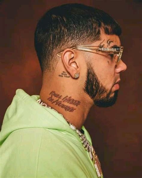 tatuaje de anuel en el cuello