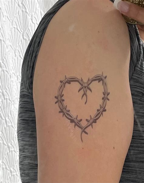 tatuaje de corazon karol g