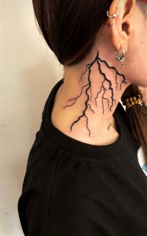 tatuaje de trueno en el cuello