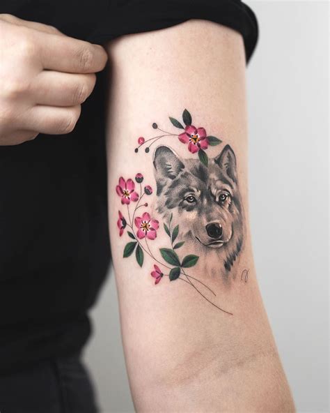 Lobo y Flores Tatuajes para Mujeres
