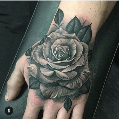 Tatuajes de rosas en la mano Tatuaje de rosa en la mano