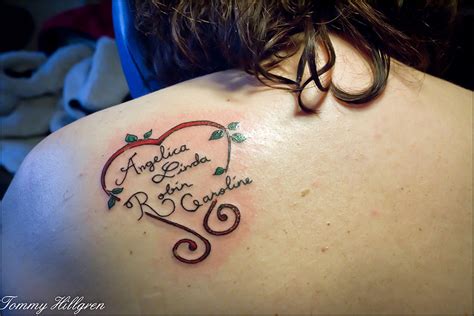 Tatuering, skuldra barns namn och ranka Tattoo, shoulder childrens