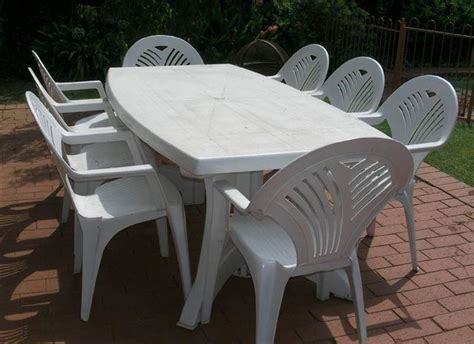 tavolo e sedie in plastica da giardino