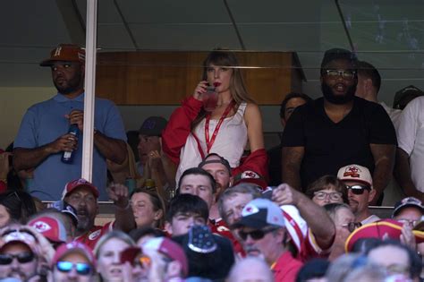 taylor swift and chiefs player