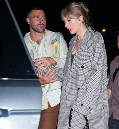 taylor swift and travis kelce kiss