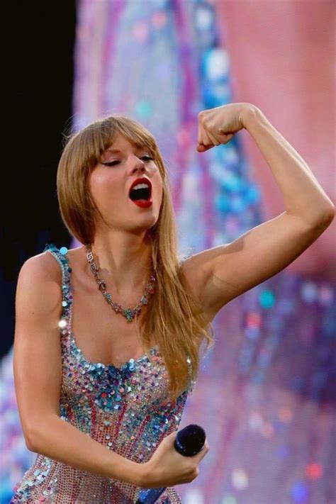 taylor swift arms up