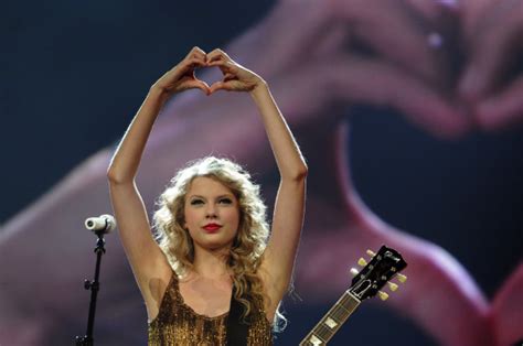 taylor swift doing a heart