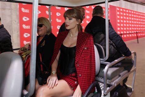 taylor swift golf cart malfunction