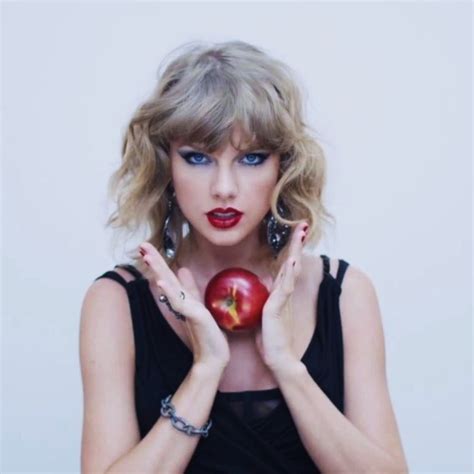taylor swift holding an apple