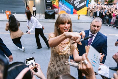 taylor swift signing autographs