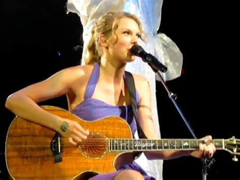 taylor swift sings lose yourself