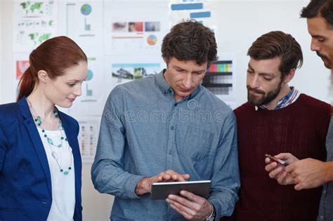 Grupo de personas mirando y hablando sobre gadgets y tecnología