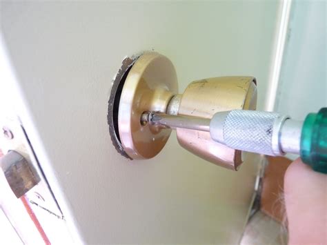 tell door knob removal