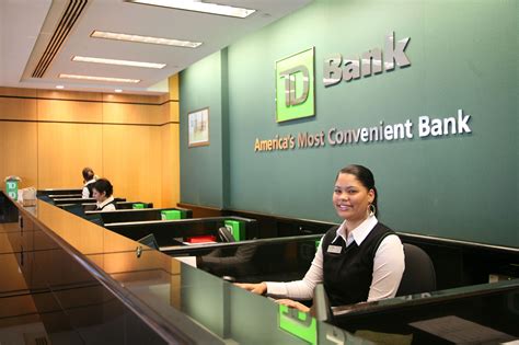 Teller bank sedang melayani nasabah