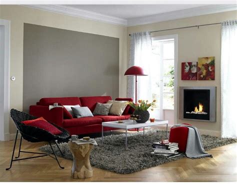 rotes Sofa, weiße Beistelltische und Wandfarbe Rotes sofa, Rote couch