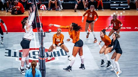 No. 4 Texas volleyball sweeps No. 1 Wisconsin in Final Four, advances