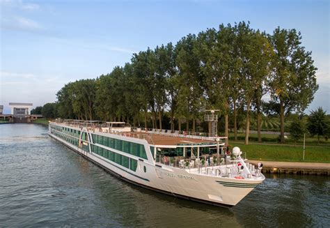 the amadeus river boat