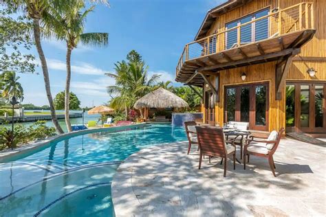 This South Florida cottage is one of the most desirable Airbnb rentals