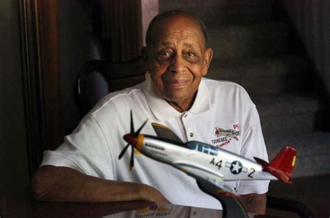 the tuskegee airmen biography