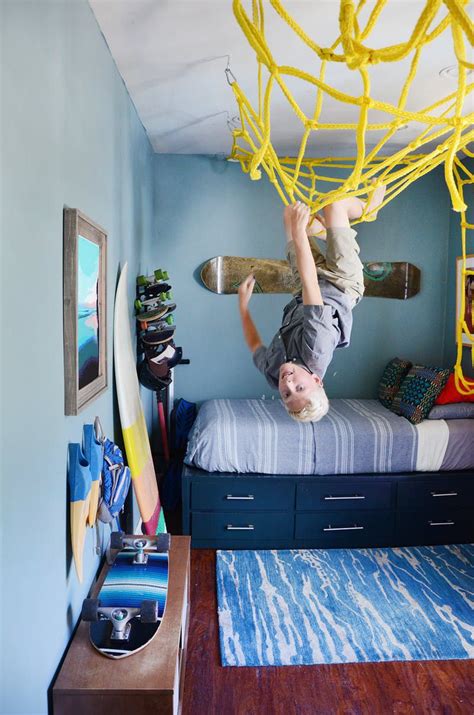things to put on a boys bedroom wall