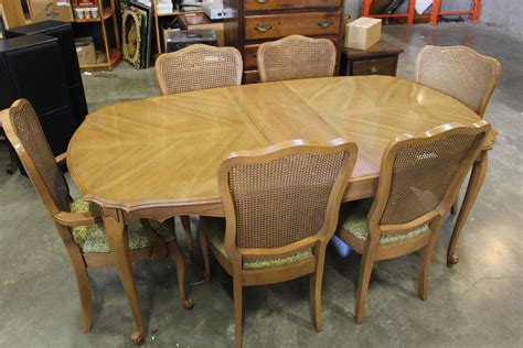 THOMASVILLE DINING ROOM SET. TABLE WITH 2 LEAVES, 8