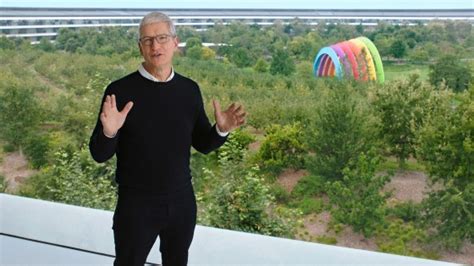 tim cook with apple