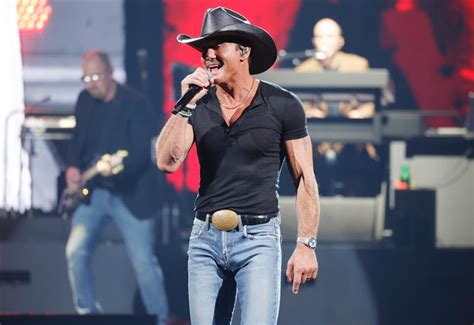 tim mcgraw returns to stage