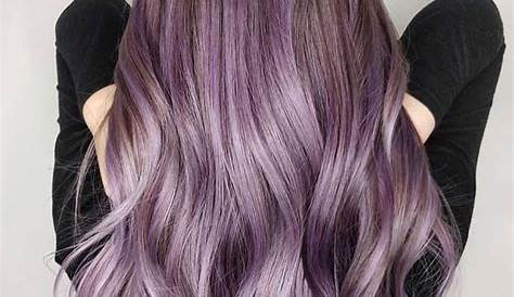 Cabello gris con reflejos violáceos así es el smokey lilac