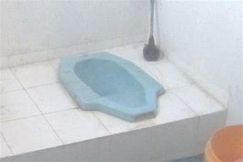 Toilet dengan Lubang Pipa Recycle