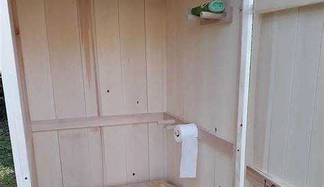 Toilette sèche exterieur sur chantier. En bois, sain