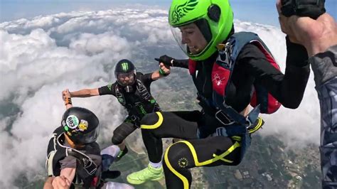 富士山を望む12000フィートの絶景！空を舞う最新スカイダイビング