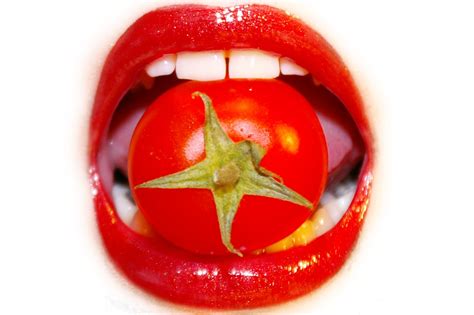 tomat di bibir