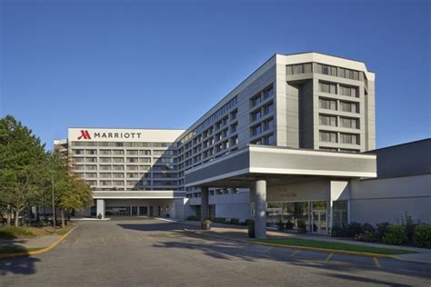 toronto airport hotels with parking packages