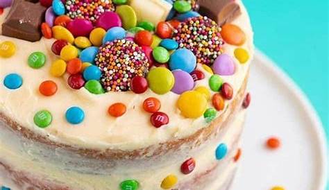 Torte aus Kinderriegeln Süßigkeitentorte | Kleine geschenke basteln