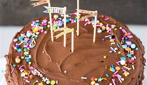 Torte aus Kinderriegeln Süßigkeitentorte | Kinder riegel, Torten