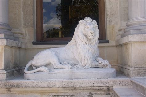 Toscano Lion Statue