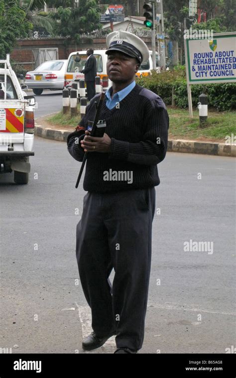 total number of police officers in kenya