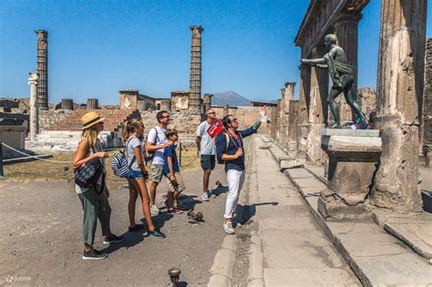 tour guide pompeii