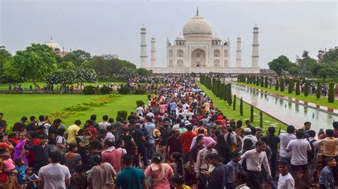 tourists at Taj Mahal